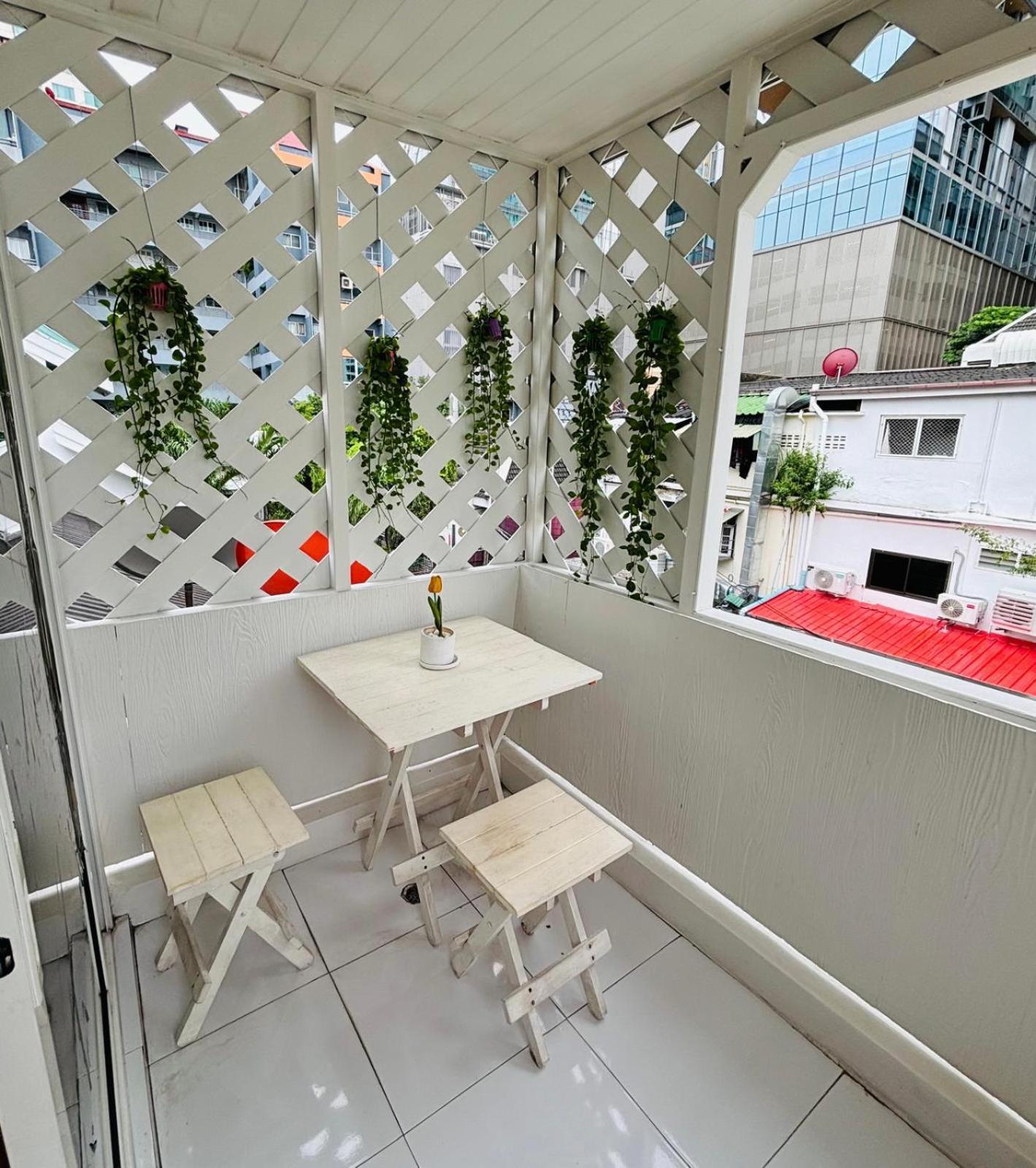 Отель Reehouse@Soi Cowboy/Asoke Bts Бангкок Экстерьер фото